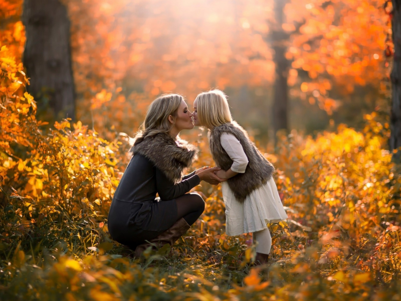 мама, девочка, осень, дочка, лес, осень, нежность, любовь, семья, поцелуй, природа, жилет, мех, листья