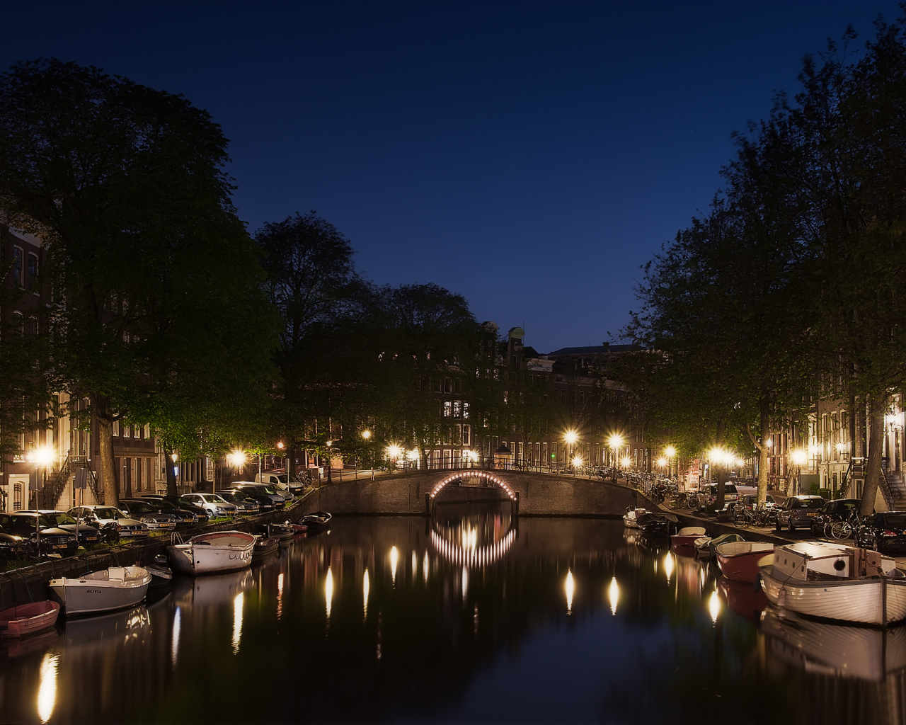 голландия, лодки, улица, машины, ночь, канал, амстердам