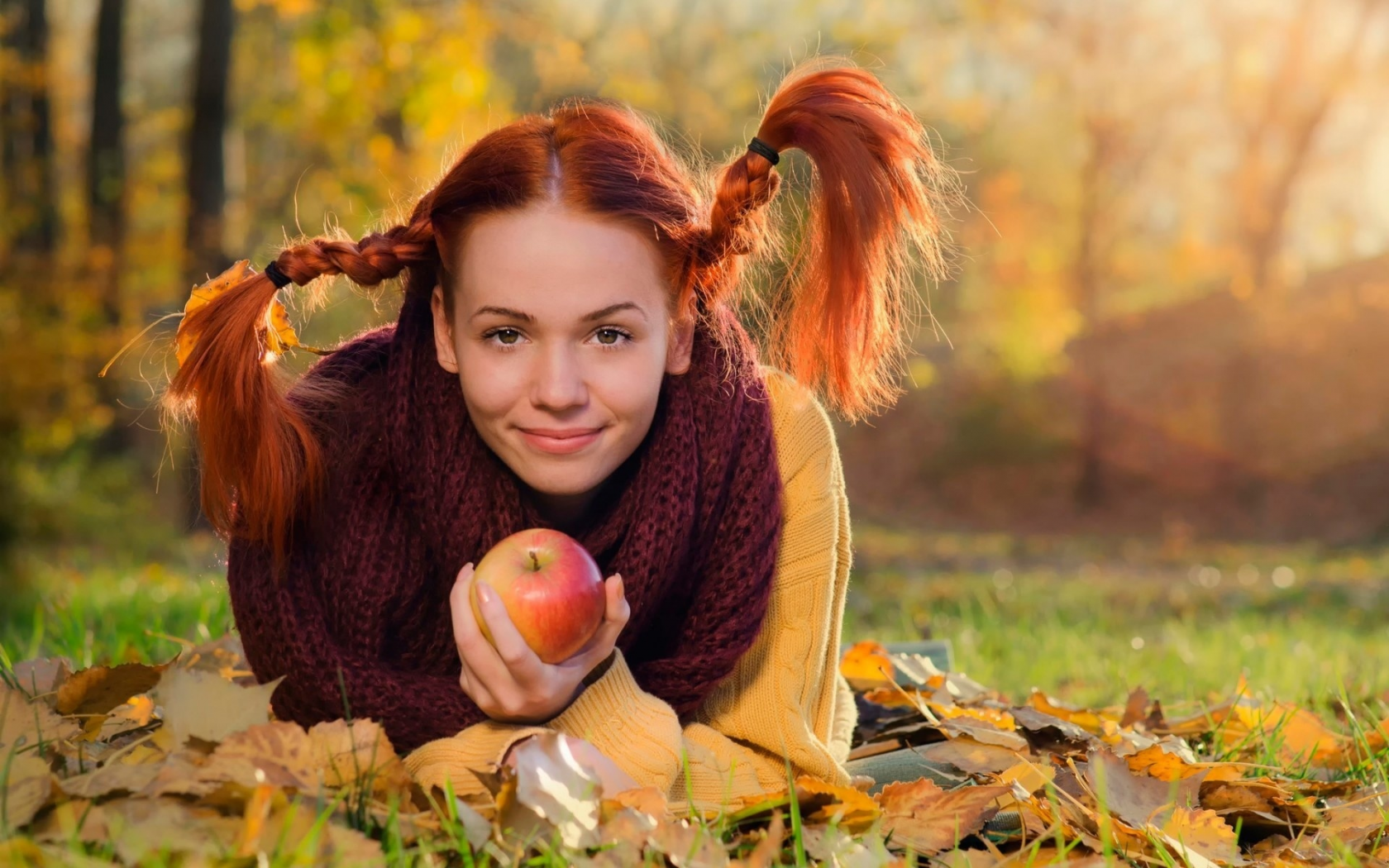 рыжая, косички, яблоко, девушка, осень, лежит, листья, свитер, шарф, улыбка