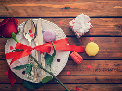 праздник, доски, тарелка, цветок, роза, лента, бант, пирожные, подарок, конфетти
