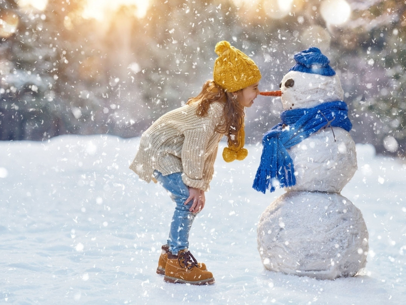 девочка, снеговик, морковка, шарф, дразнит, нос, ботинки, зима, снег, шапка, дочка, радость, игра