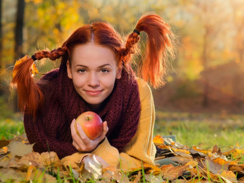рыжая, косички, яблоко, девушка, осень, лежит, листья, свитер, шарф, улыбка