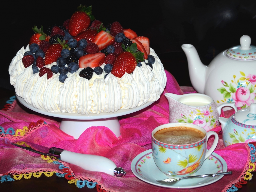 торт, десерт, посуда, кофе, безе, павлова, ягоды, клубника, голубика, малина