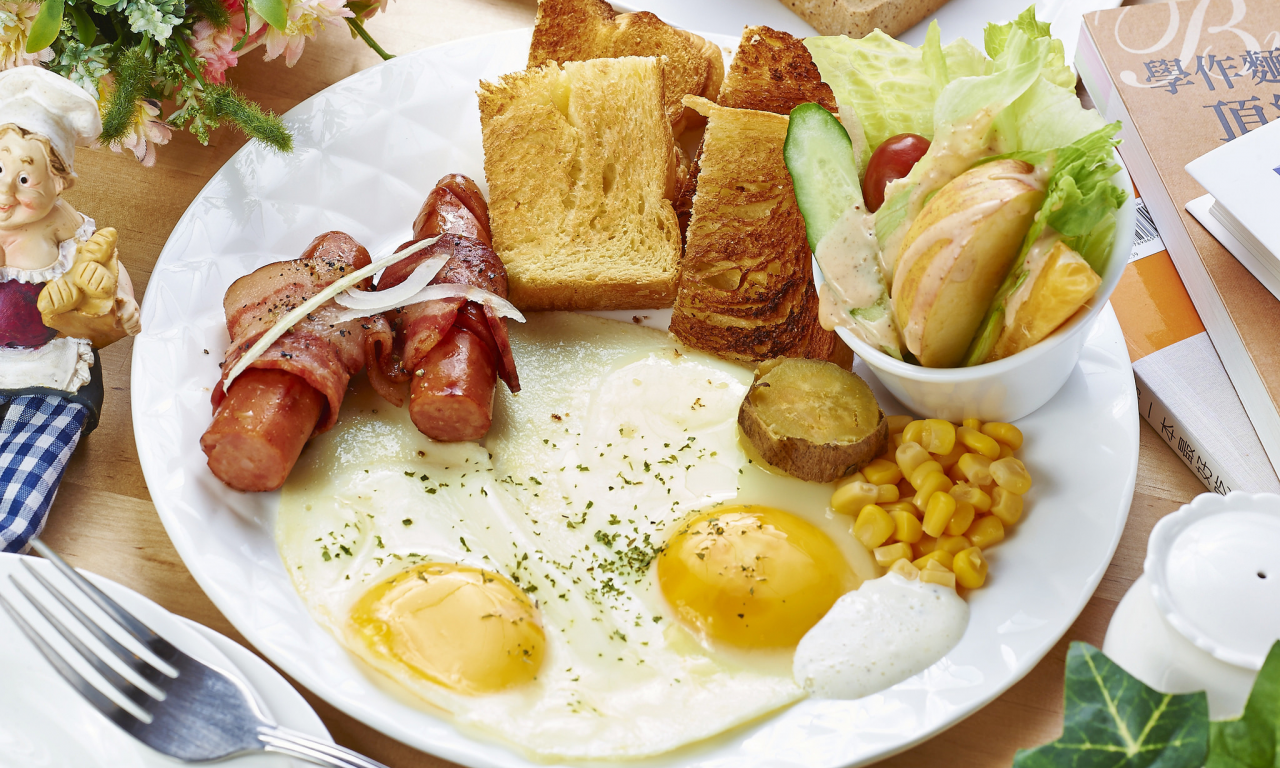 завтрак, яичница, сосиски, бекон, тост, картофель, салат, кукуруза