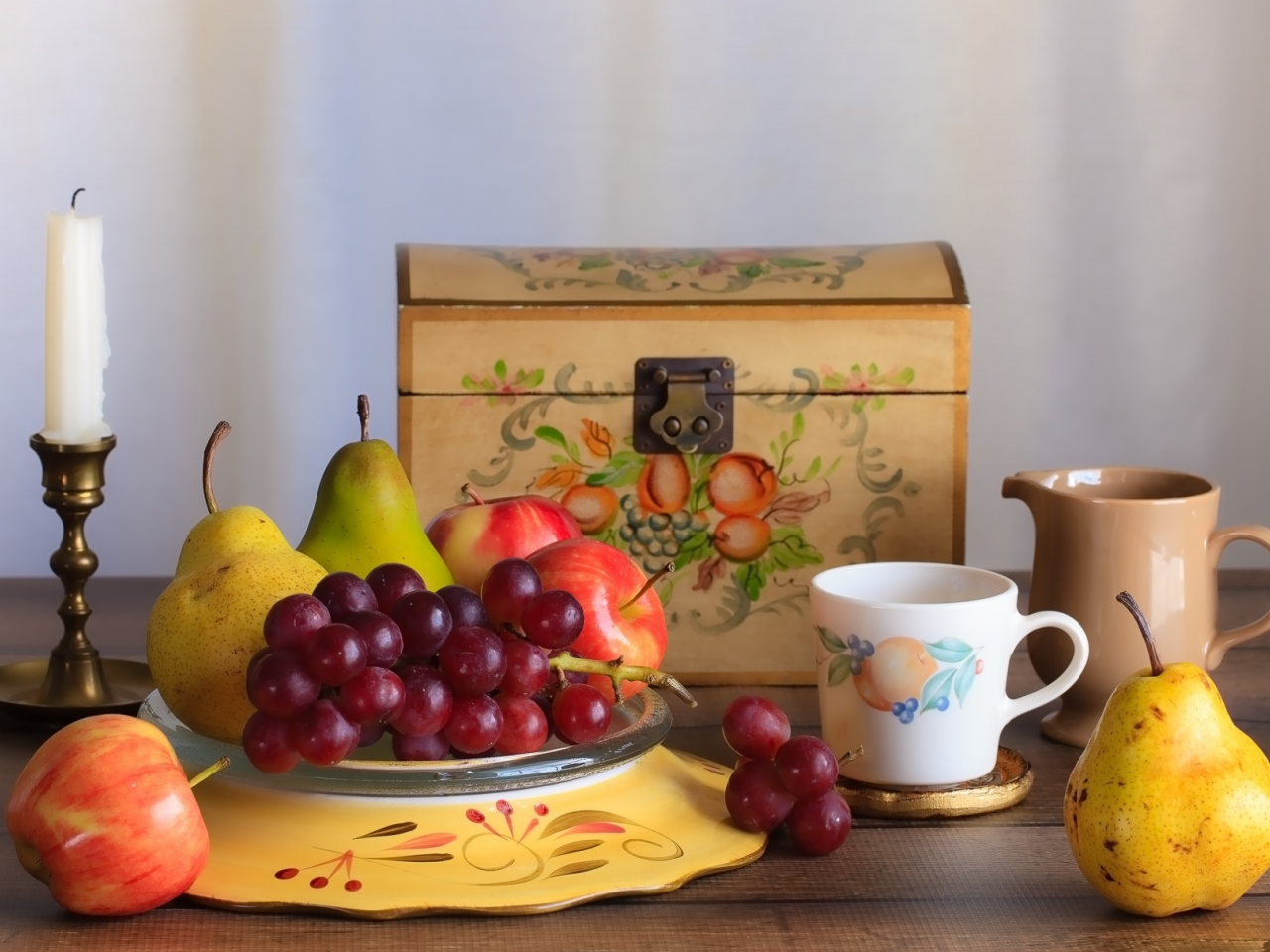 натюрморт, свеча, фрукты, виноград, груша, яблоко, чашка, сундук