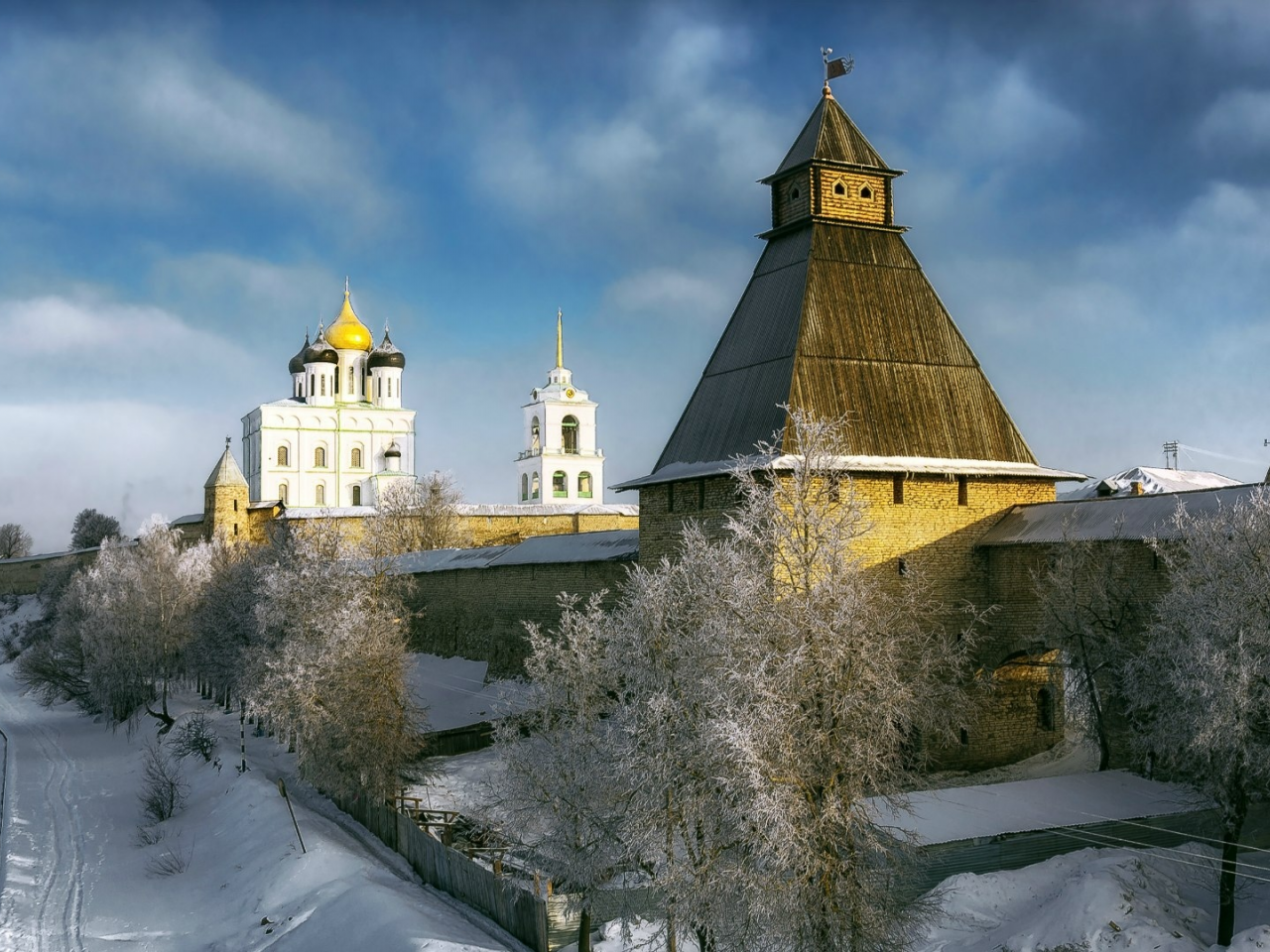 псков, кремль, башня, крепость, церковь, купола, река, деревья, зима, снег, небо, облака