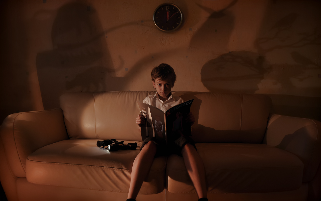 читатель xstoria, тени, чтение, вечер, часы, диван