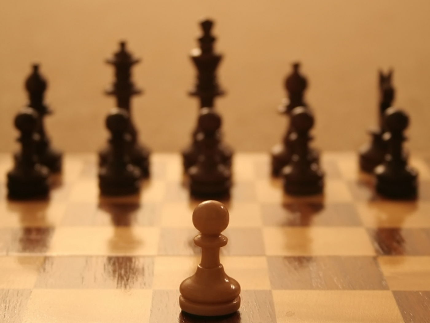 шахматы, один в поле воин