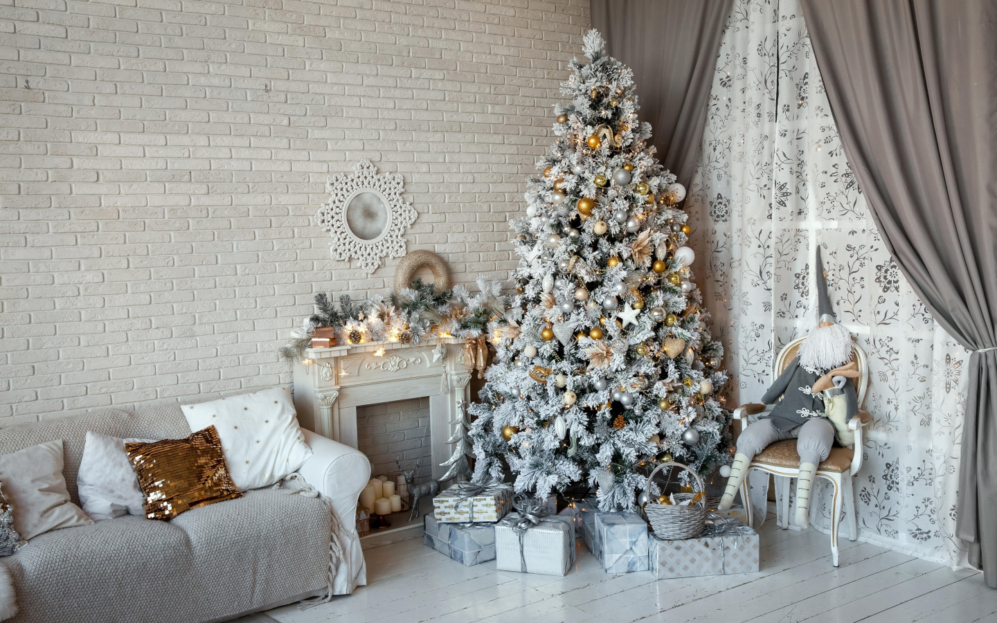 камин, рождество, новый год, елка, шторы, гном, игрушки, ёлка, стена, подарки, интерьер, диван