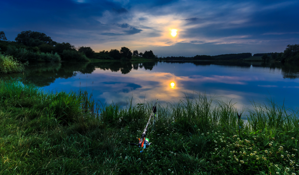 берег, рыбалка, удочка, лето, солнце, небо, трава, река, облака