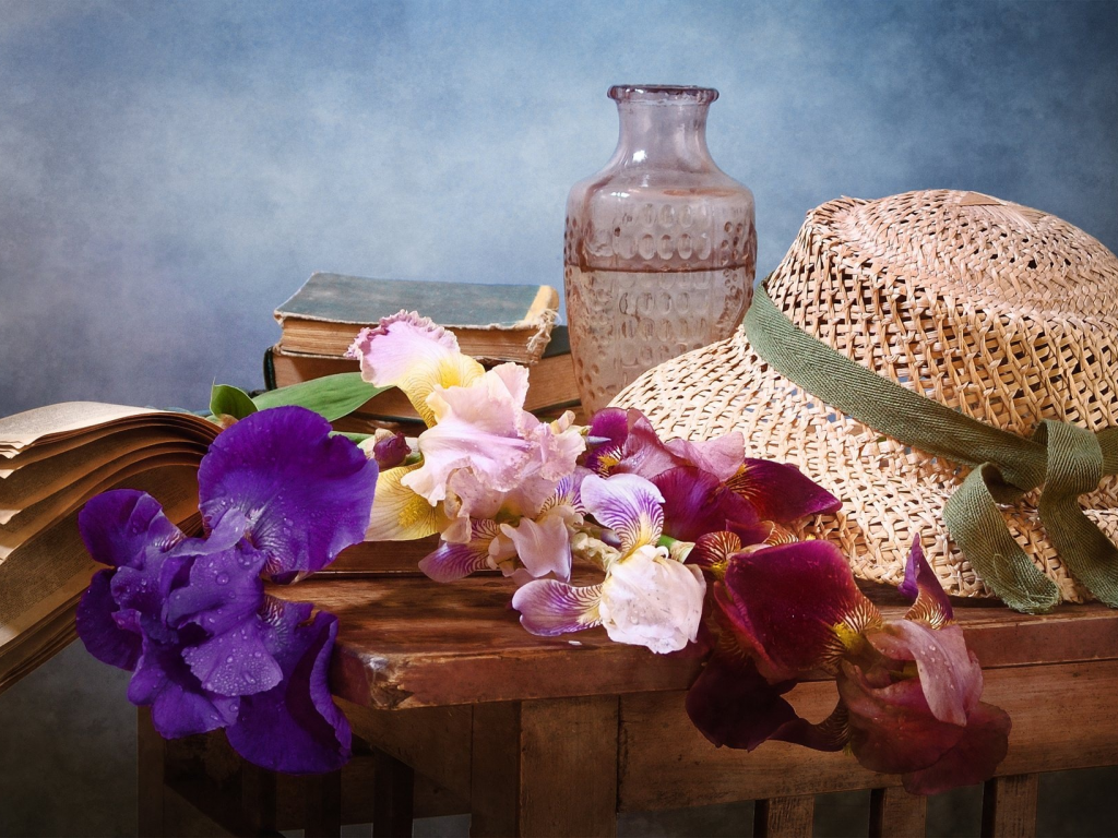 столик, ирисы, книги, цветы, ваза, шляпа