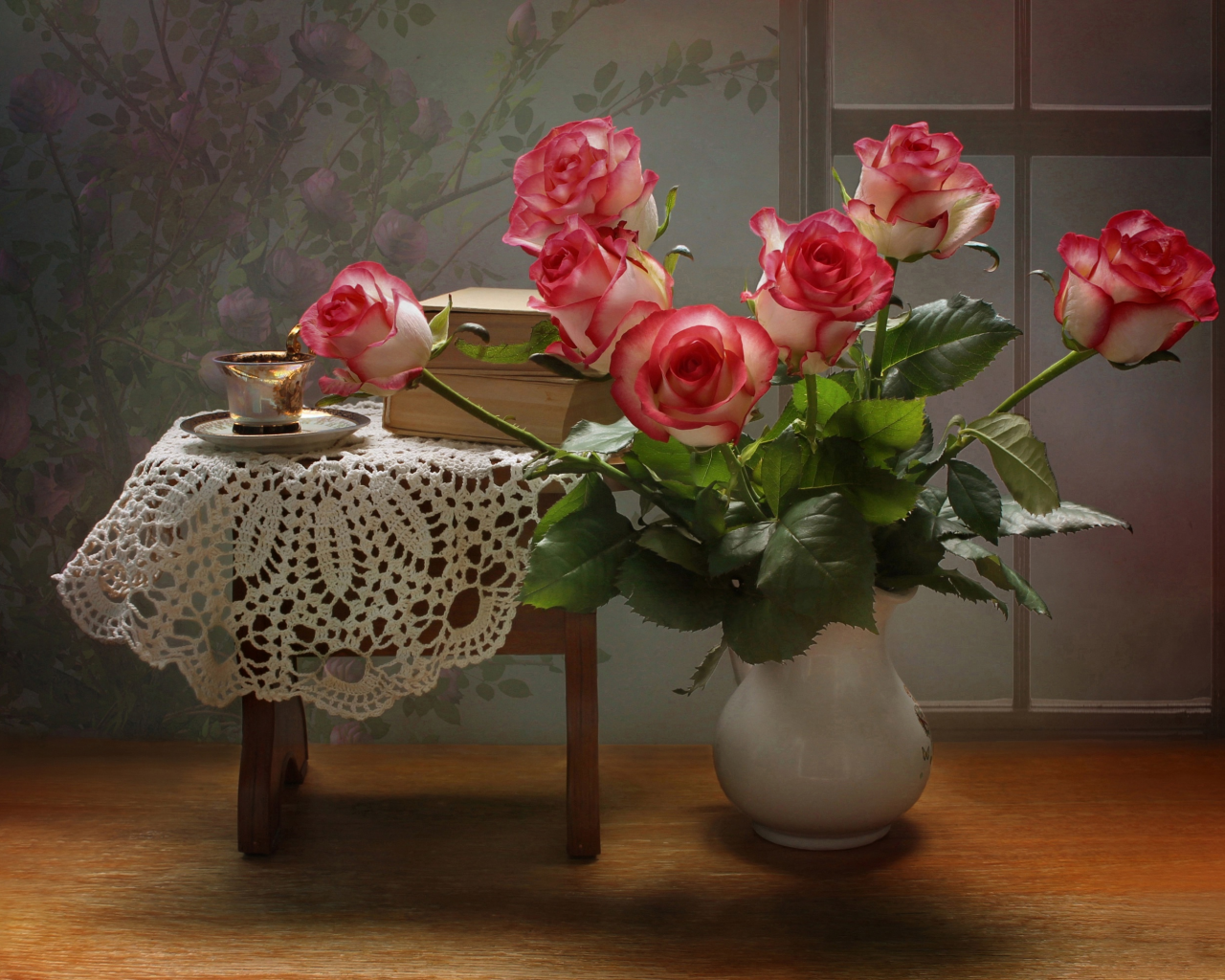 розы, чашка, табурет, книги, блюдце, ваза, цветы