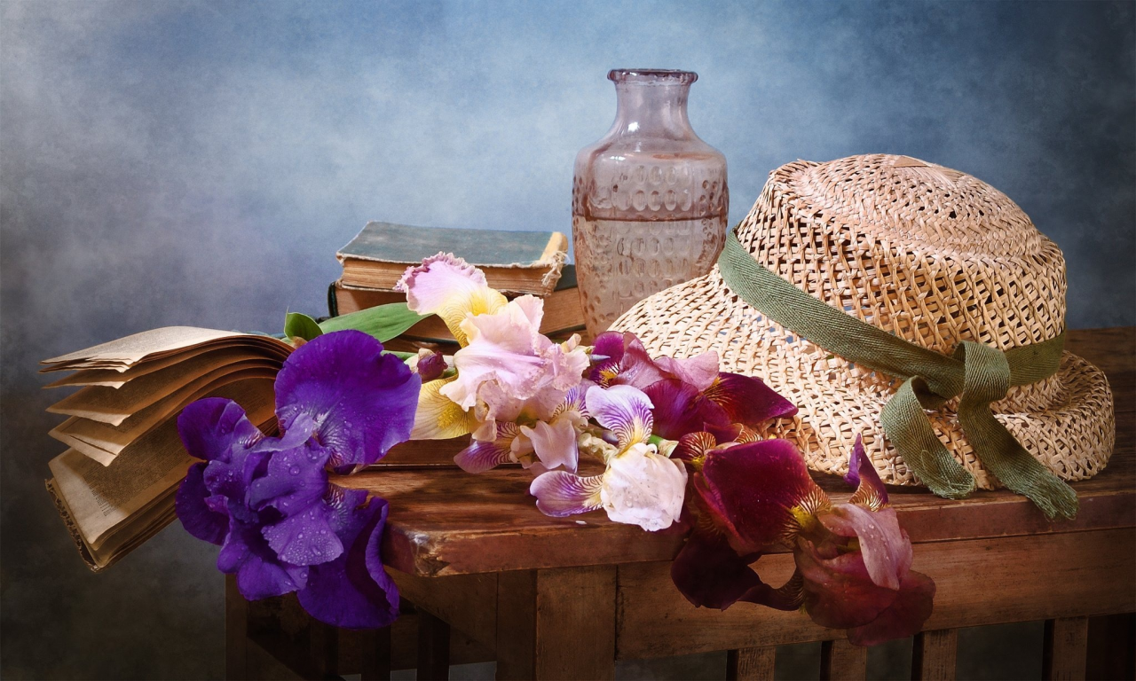 столик, ирисы, книги, цветы, ваза, шляпа