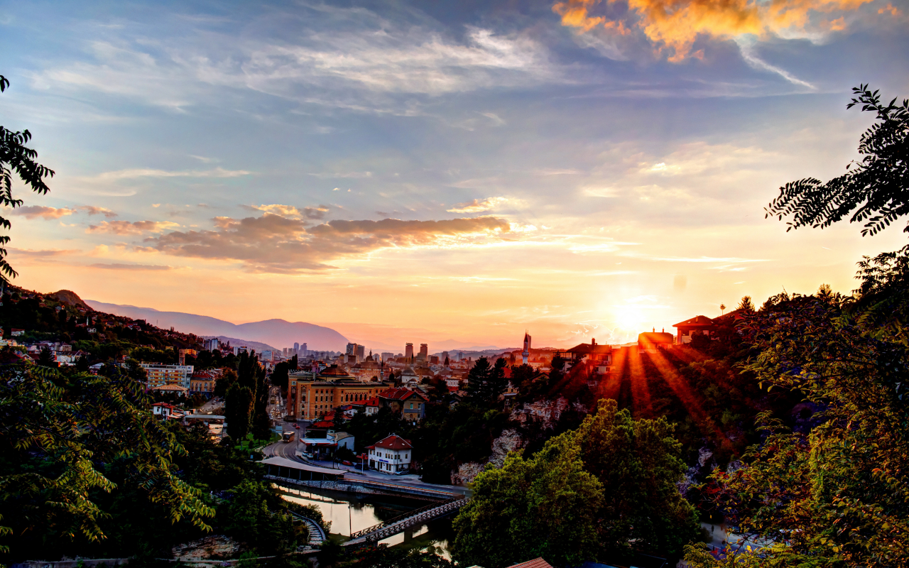 сараево, город, река, дома, облака, солнце, лучи, небо, вечер, деревья