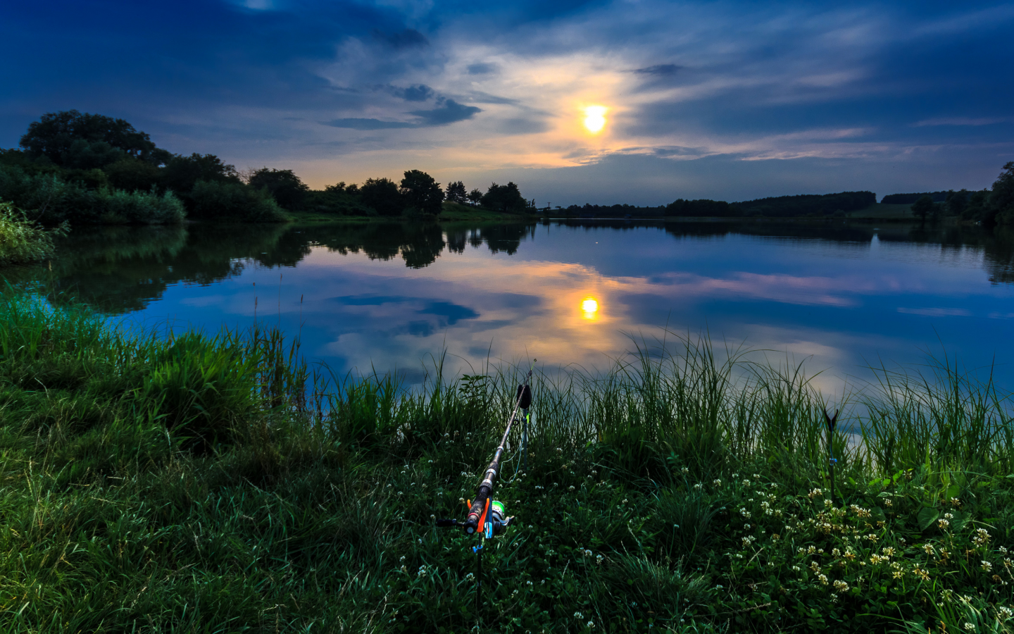 берег, рыбалка, удочка, лето, солнце, небо, трава, река, облака