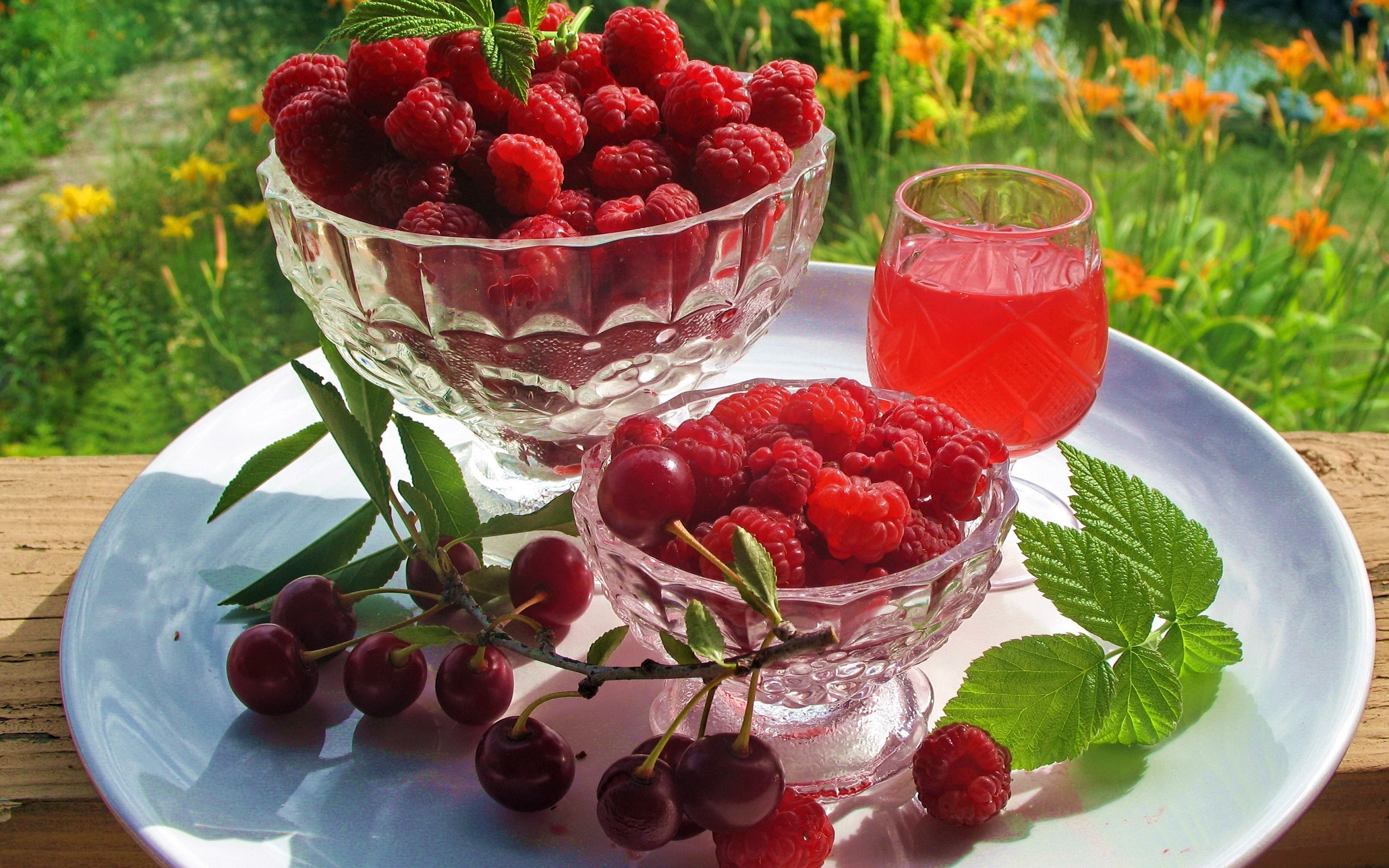 ягода, солнце, вазочки, зелень, веточка, малина, листья, тарелка, красная, сок, бокал, сад, вишня, стол