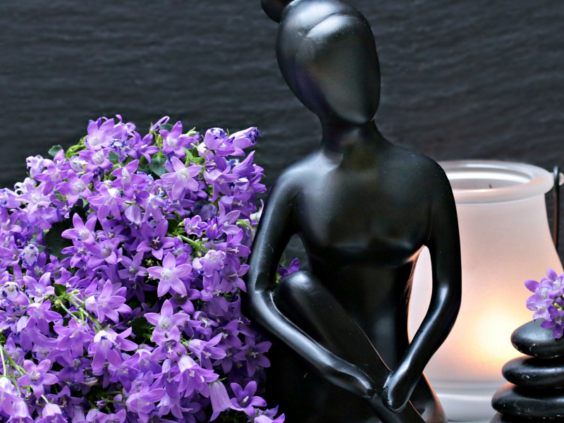 камни, лампа, женщина, колокольчики, фигурка, статуэтка, цветы