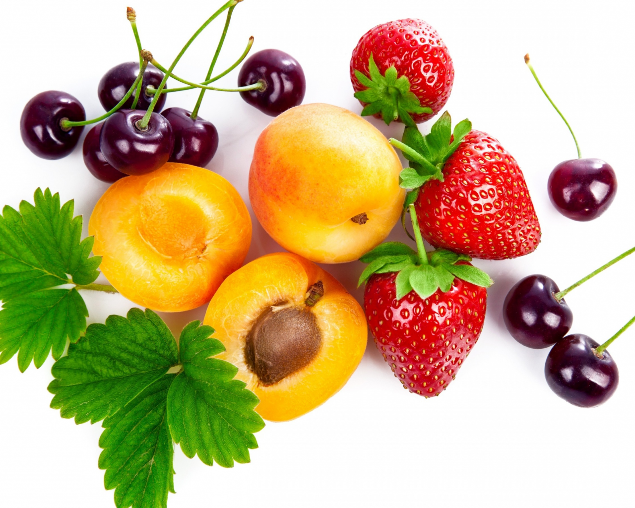 крупным планом, абрикосы, листья, белый фон, фрукты, вишня, клубника, ягода