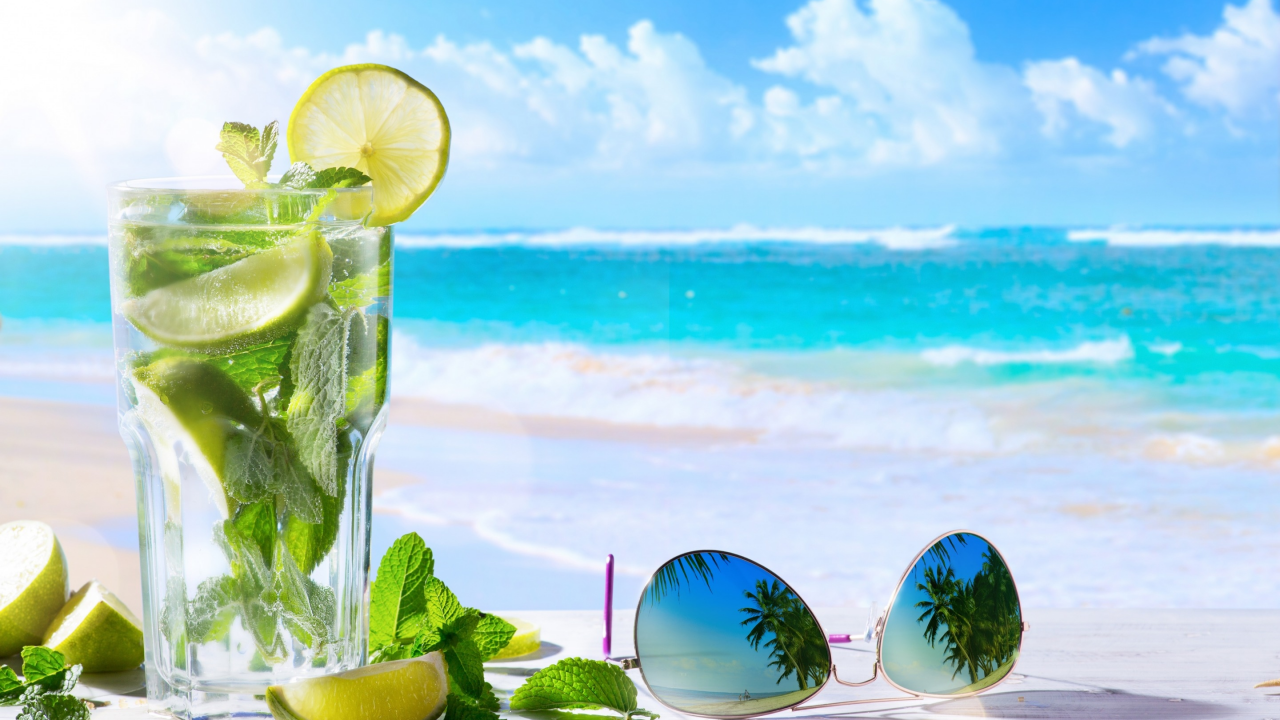 море, пляж, небо, стекло, листья, солнце, облака, стакан, отражение, пальмы, лимон, горизонт, очки, лайм, напиток, боке, мохито