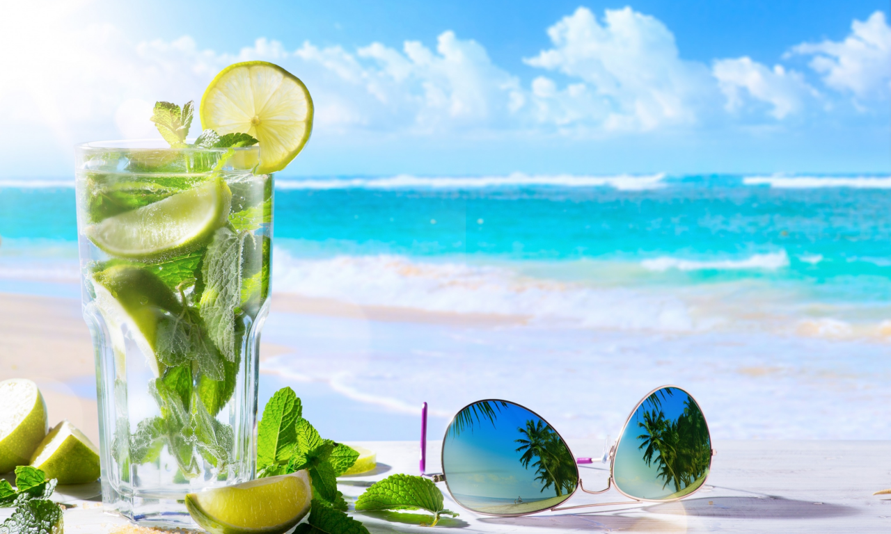 море, пляж, небо, стекло, листья, солнце, облака, стакан, отражение, пальмы, лимон, горизонт, очки, лайм, напиток, боке, мохито