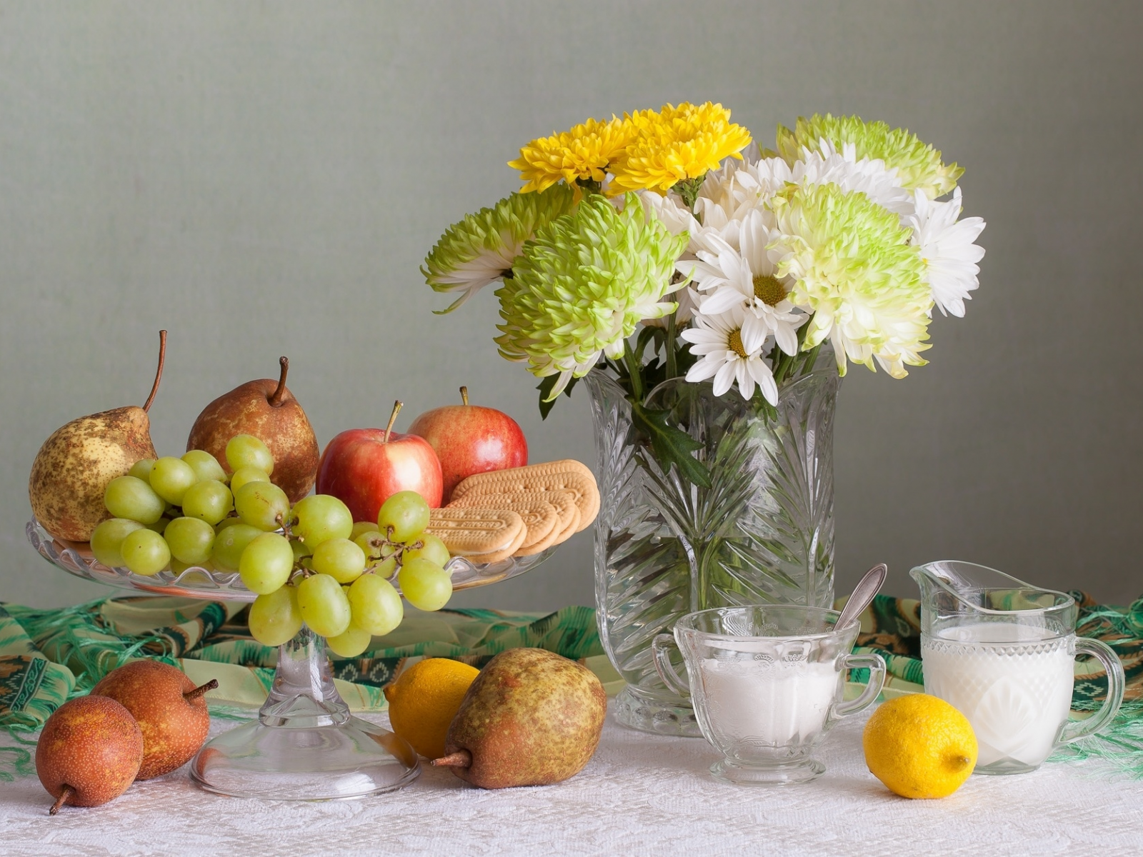 цветы, лимон, яблоко, букет, печенье, виноград, фрукты, натюрморт, груши, хризантемы