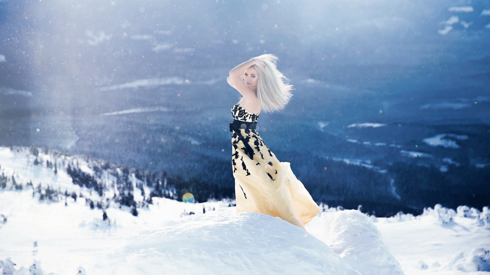 зима, девушка, свет, снег, горы, поза, настроение, ситуация, платье, воздух, блондинка