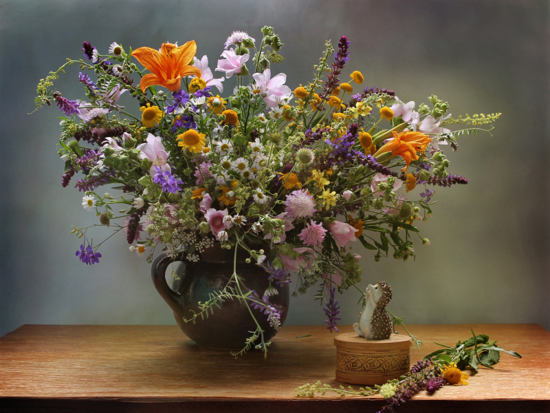 стол, ромашки, букет, шкатулка, ваза, ёжик, полевые цветы