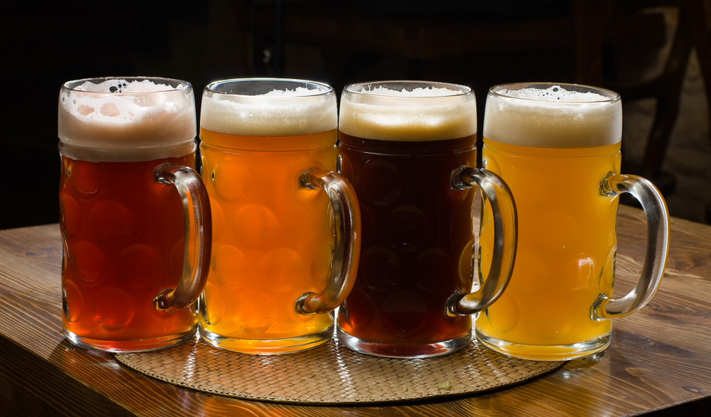 пиво, темное, светлое, beer, dark, light, diferent, bar, room, wood, table, main, room, read, bira, four, see, nice, wide