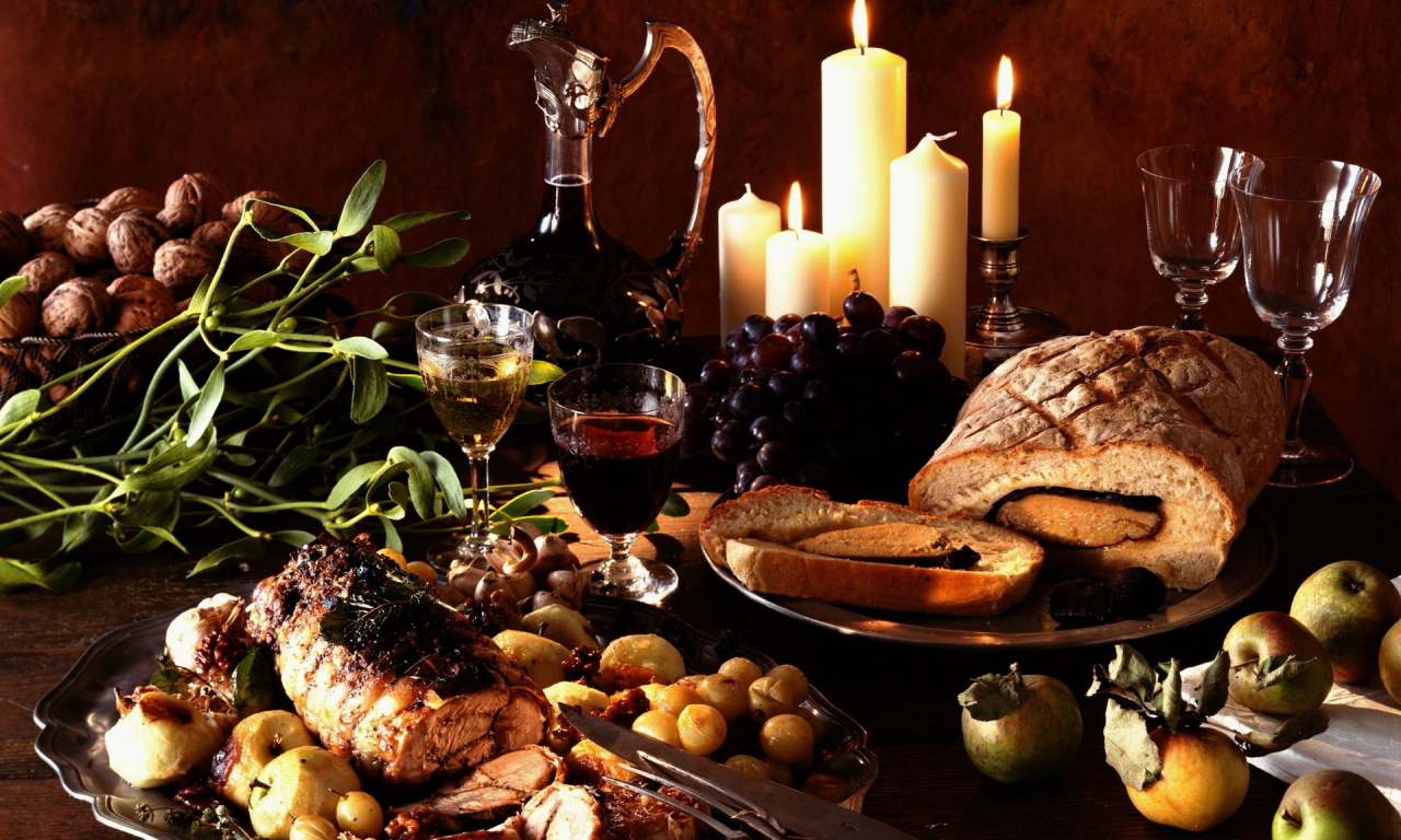 накрытый стол, вино, мясо, виноград, candles, nuts, wine, potatoes, meat, apples, baked, room, nice, environment, wood, table, main, room, book, read, vine, nice, wide