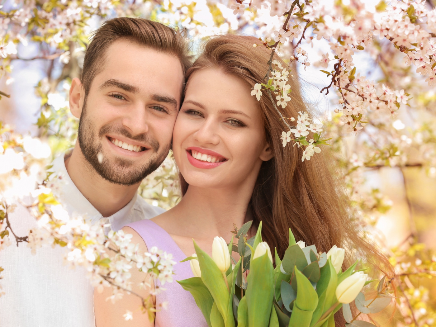 весна, beautiful, радость, love, девушка, мужчина, тюльпаны, tulips, влюбленные, улыбка, flowers, цветы