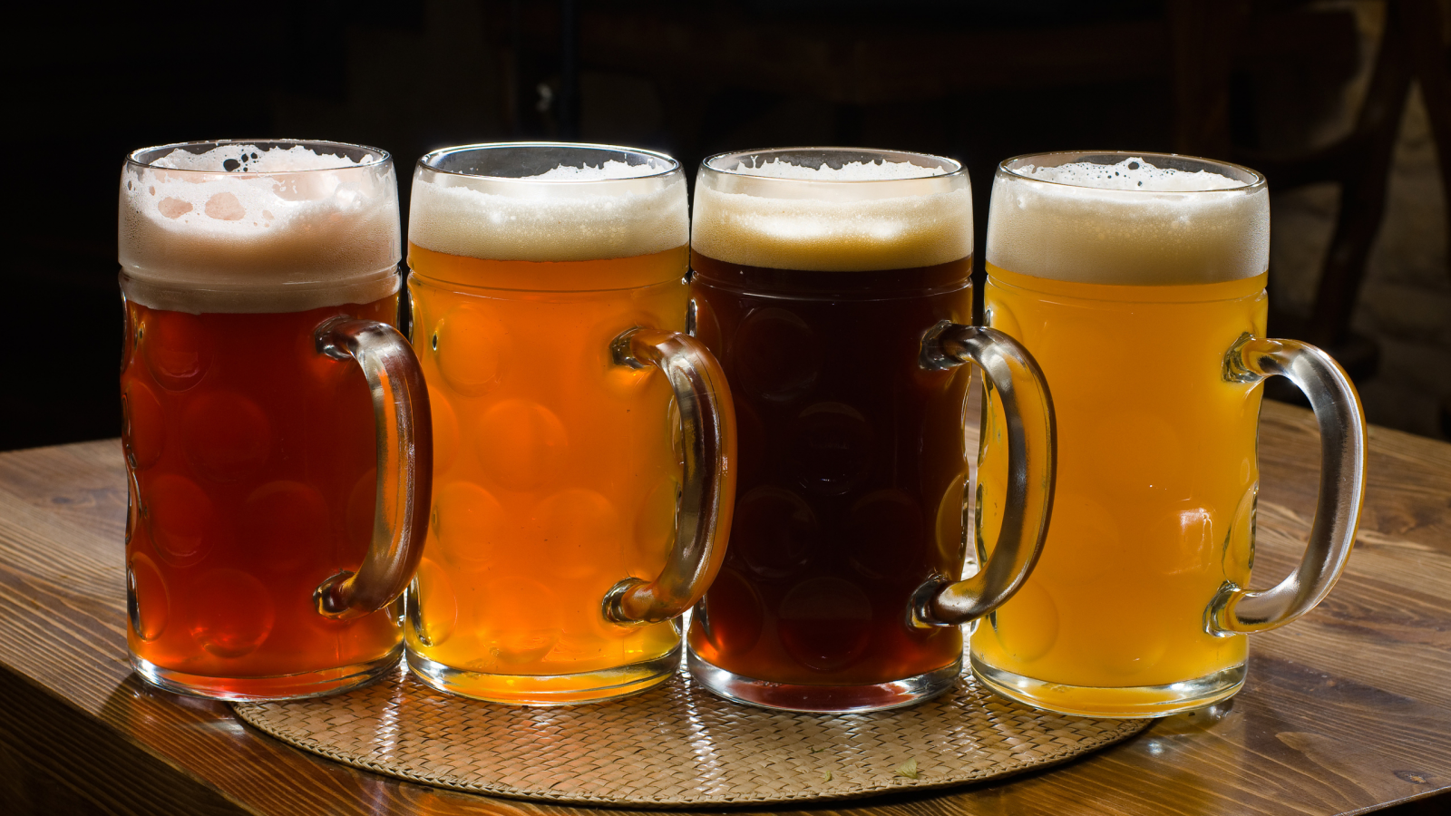 пиво, темное, светлое, beer, dark, light, diferent, bar, room, wood, table, main, room, read, bira, four, see, nice, wide