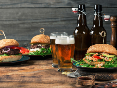 bun, пиво, котлета, гамбургер, бутылки, креветки, зелень, доски, beer, булочка, shrimp, meat