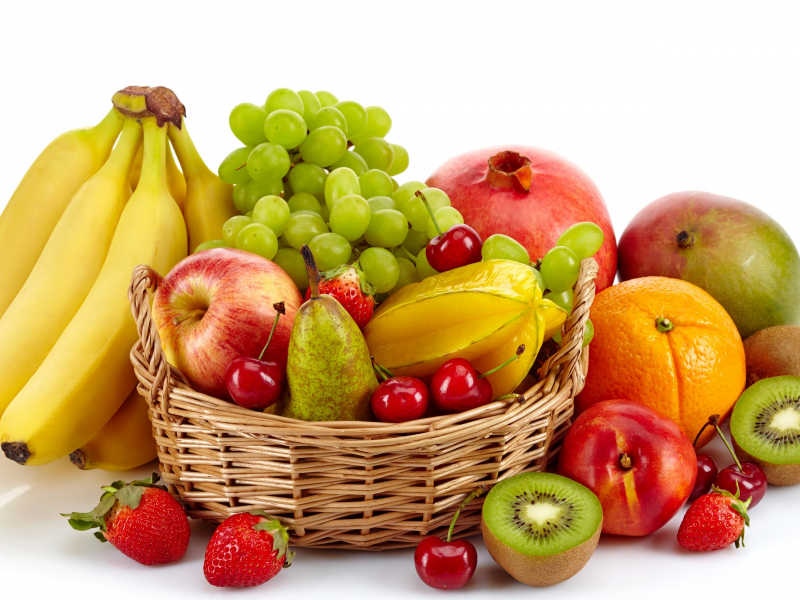 киви, гранат, ягоды, белый фон, фрукты, апельсин, корзина, груша, вишня, яблоки, виноград, бананы, клубника