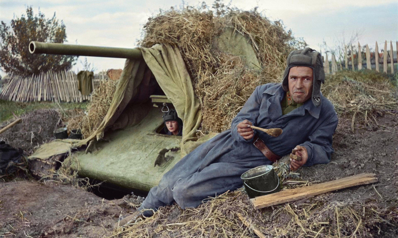 завтрак танкиста, танк, т34, 76мм, 1943, breakfast tanker, ww2, tank, t34, 76mm, armor, armored, military, weapon, weapons, gun, see, field, eyes, photocolorization, nice, sky, wide