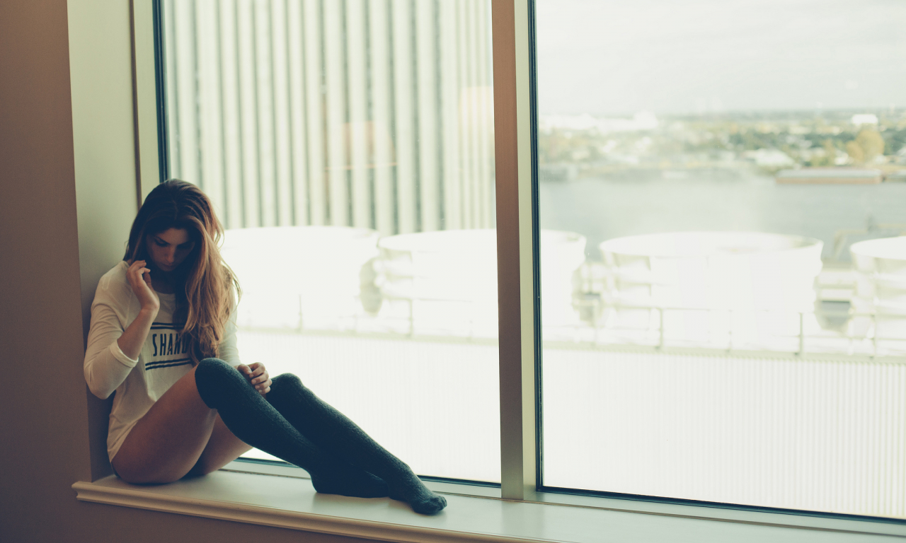 девушка, окно, комната, girl, window, room, brown, dress, short, white, front, windows, solar, dark, drop, lips, eyes, see, nice, sky, wide