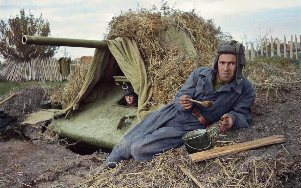 завтрак танкиста, танк, т34, 76мм, 1943, breakfast tanker, ww2, tank, t34, 76mm, armor, armored, military, weapon, weapons, gun, see, field, eyes, photocolorization, nice, sky, wide