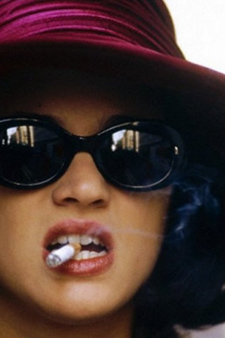 девушка в шляпе, лицо, крупно, девушка с сигаретой, зубы, девушка в очках, губы