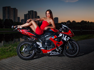 девушка и мотоцикл, ножки, грудь, красное платье, мини платье, волосы, взгляд
