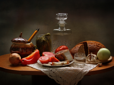 накрытый стол, водка, сало, хлеб, помидоры, лук, чеснок, vodka, lard, bread, tomatoes, onion, garlic, room, nice, environment, wood, table, main, room, read, vine, nice, see, wide