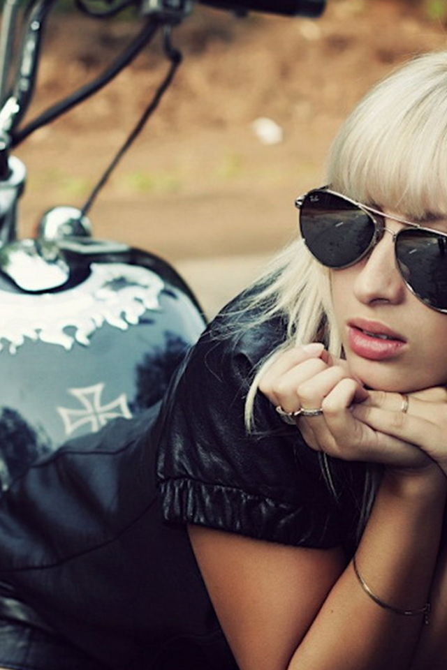 девушка, блондинка, грудь, ножкиочки, девушка и мотоцикл, модель и мотоцикл, кожашорты, кожаная куртка