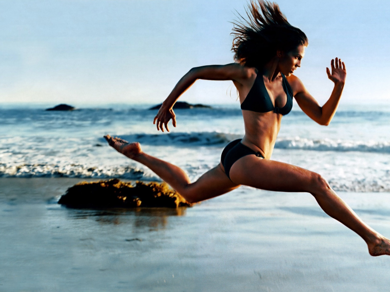 девушка, пляж, бег, girl, beach, swimsuit, front, fitness, running, fast, floor, solar, white, sea, wet, drop, lips, eyes, nice, sky, wide