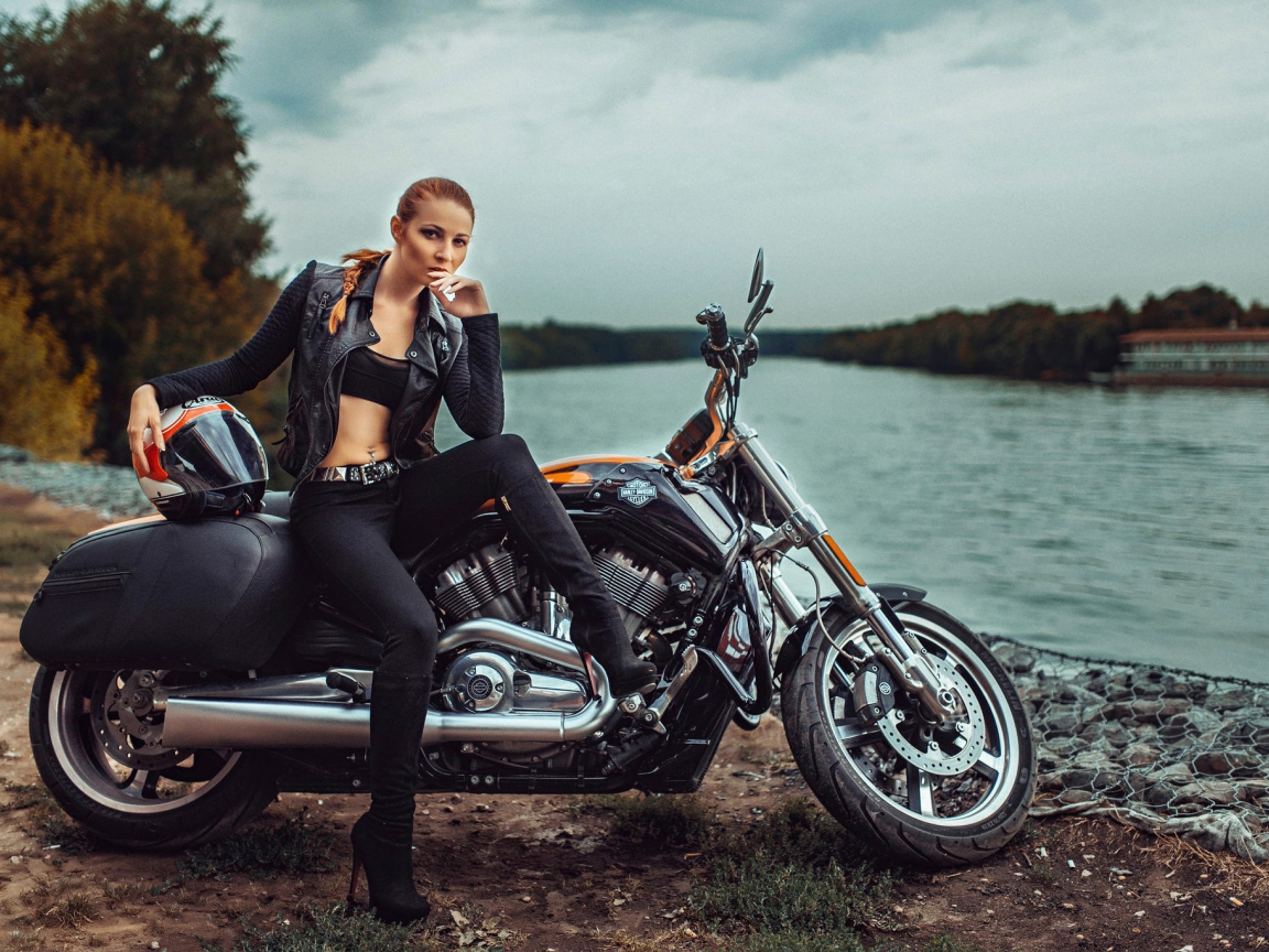 мотоцикл, харли дэвидсон, харли, дэвидсон, харлей, девушка, motorcycle, harley davidson, harley, davidson, fat boy, hd, girl, brown, costume, leather, black, motorbike, bike, see, sun, darkness, black, river, see, wide