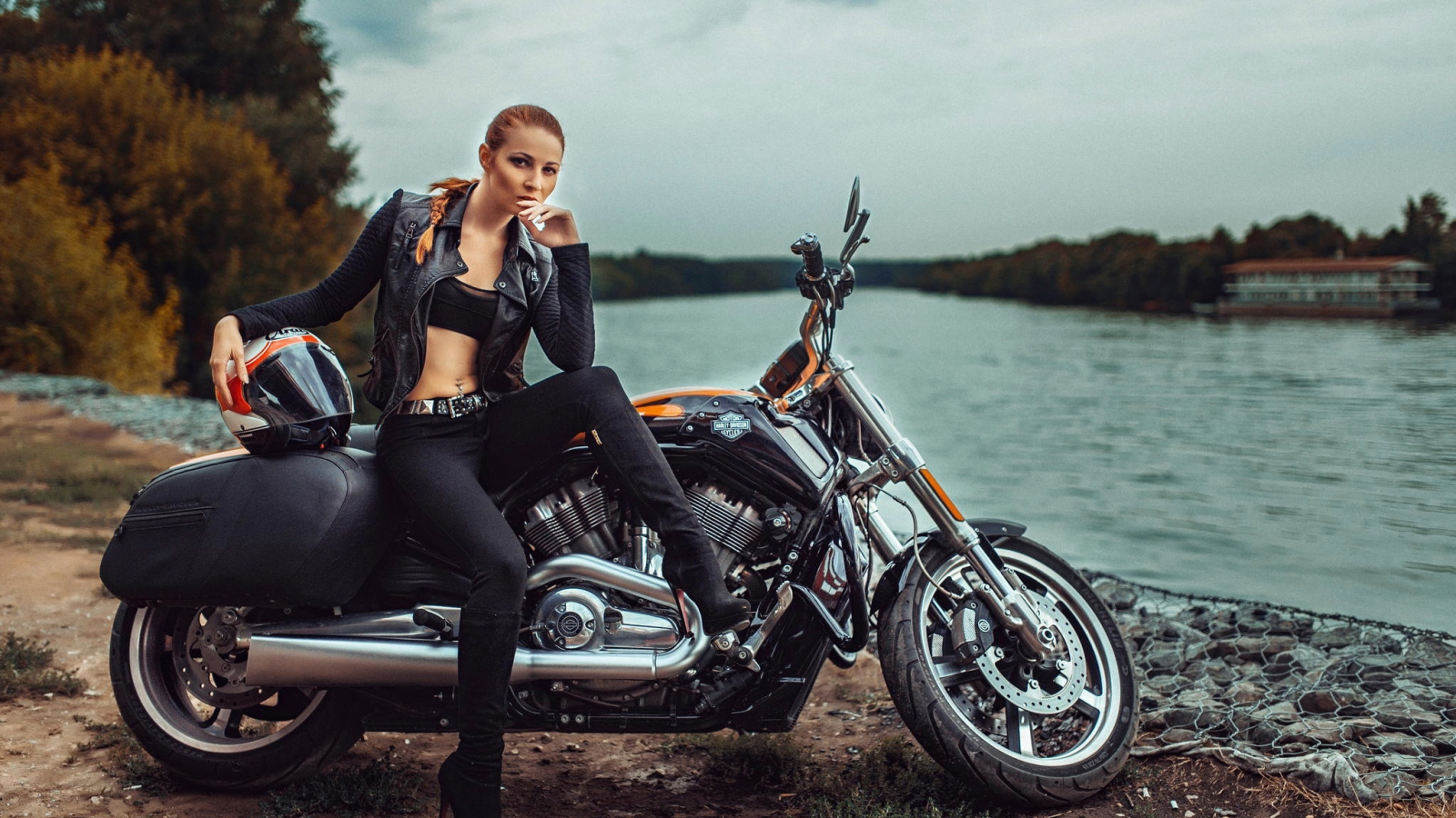 мотоцикл, харли дэвидсон, харли, дэвидсон, харлей, девушка, motorcycle, harley davidson, harley, davidson, fat boy, hd, girl, brown, costume, leather, black, motorbike, bike, see, sun, darkness, black, river, see, wide