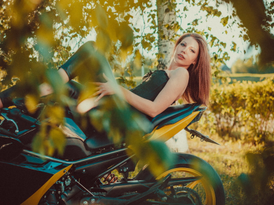 девушка на мотоцикле, супер фигура, грудь, кожаные брюки, волосы, взгляд, природа
