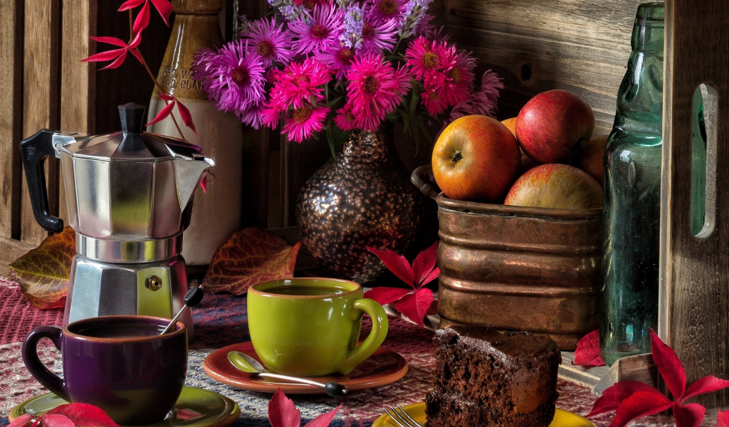 цветы, кружки, букет, кофе, тортик, листья, натюрморт, астры, кофеварка, яблоки