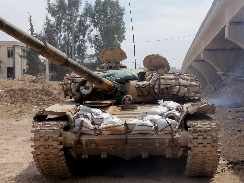 танк, т72, девушка, сирия, курдский, пушка, 125мм, 2017, girl, syria, kurdish, tank, main, battle, tank, t72, gun, 125mm, mod, side, sand, armed, combat, vehicle, armor, armored, military, weapon, weapons, desert, see, wide