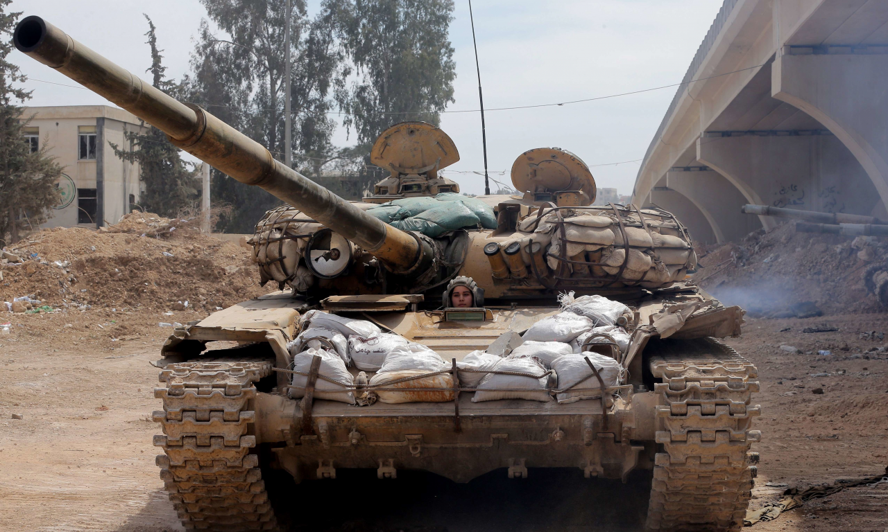 танк, т72, девушка, сирия, курдский, пушка, 125мм, 2017, girl, syria, kurdish, tank, main, battle, tank, t72, gun, 125mm, mod, side, sand, armed, combat, vehicle, armor, armored, military, weapon, weapons, desert, see, wide