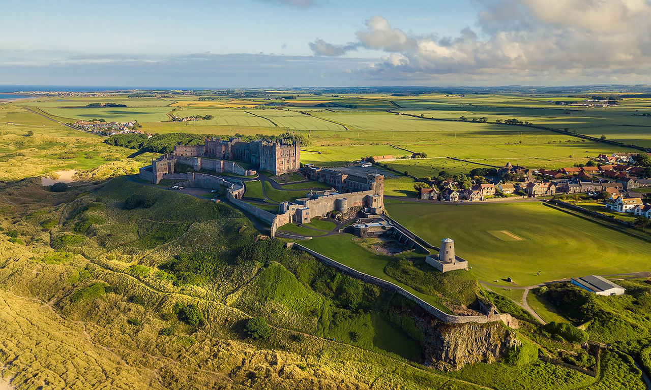 замок, англия, bamburgh, castle, northumberland, england, bamburgh castle in northumberland, nature, landscapes, light, see, up, sun, day, nice, wide
