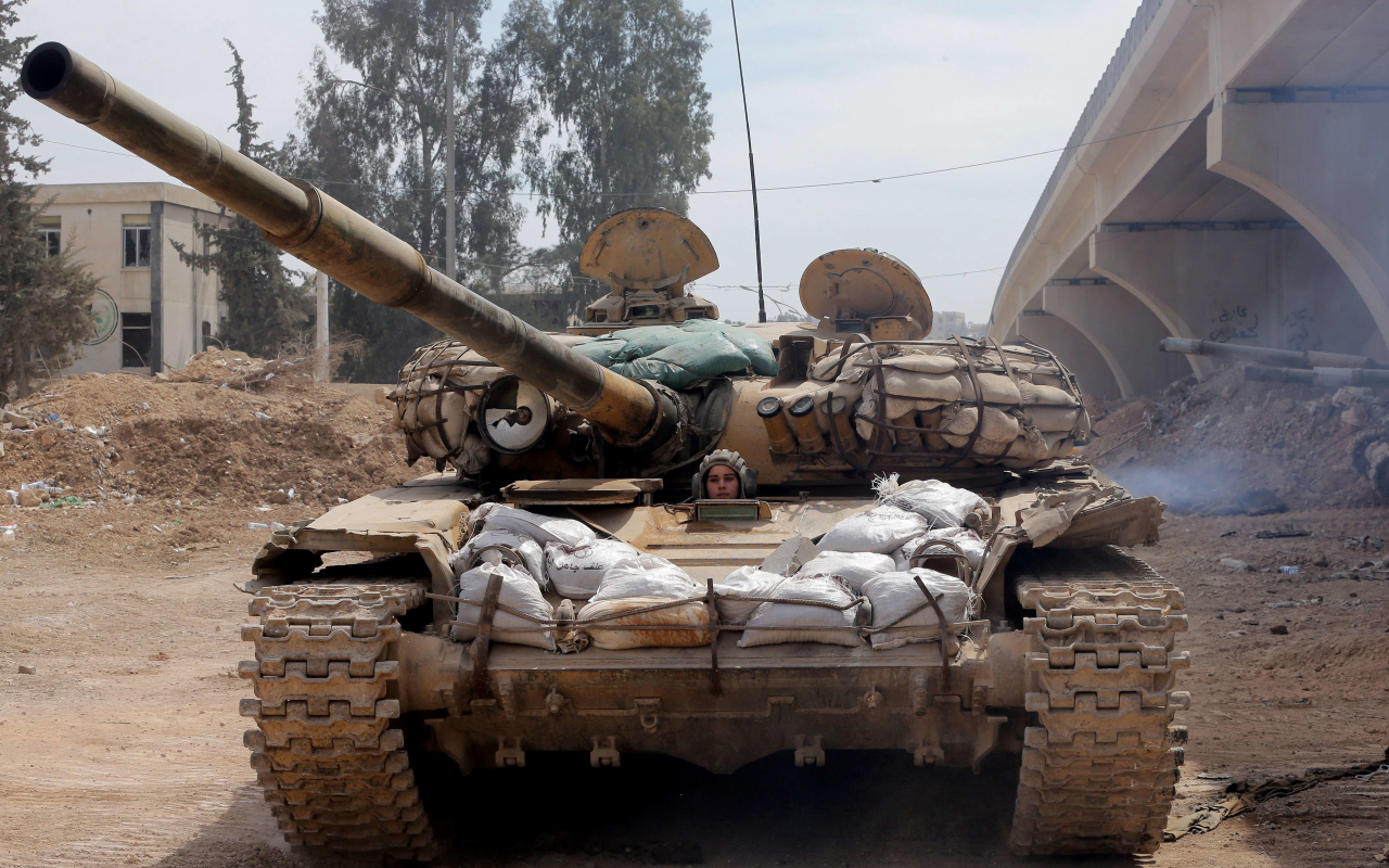 танк, т72, девушка, сирия, курдский, пушка, 125мм, 2017, girl, syria, kurdish, tank, main, battle, tank, t72, gun, 125mm, mod, side, sand, armed, combat, vehicle, armor, armored, military, weapon, weapons, desert, see, wide