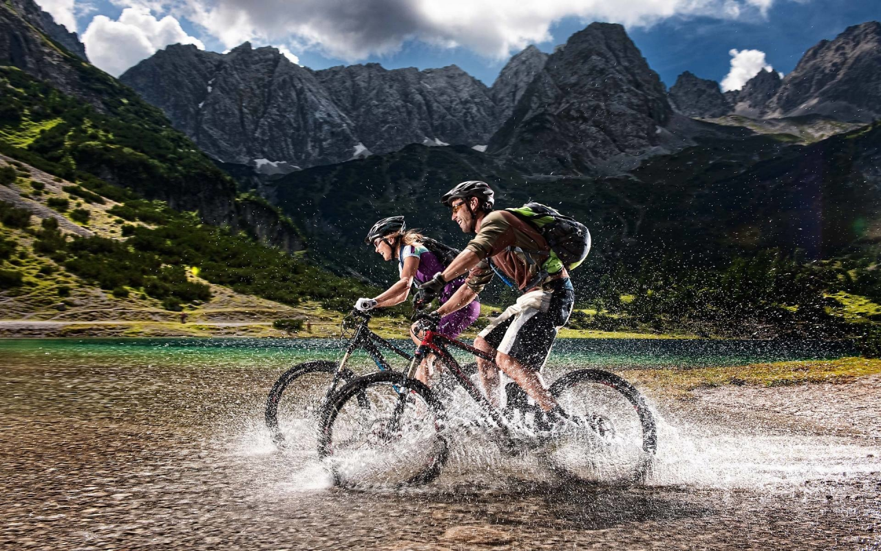 велосипедисты, девушка, мужчина, река, горы, туризм, cyclists, girl, man, river, mountain, tourism, velo, drop, drops, wet, splashes, sun, summer, light, solar, see, nice, wide